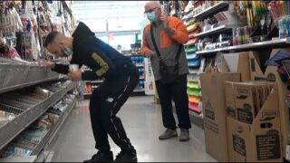 PÉTER SUR LES GENS À L'ÉPICERIE 7 (PRANK)